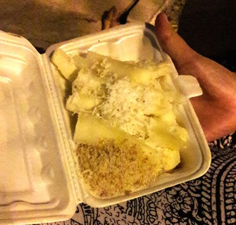 Fruit à pain au coco râpé et sésame grillé